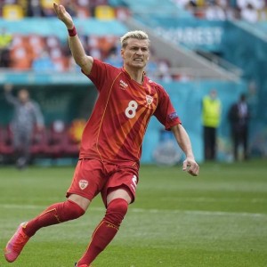 C7-柏林赫塔队员在比赛中踢飞点球，球迷愤怒